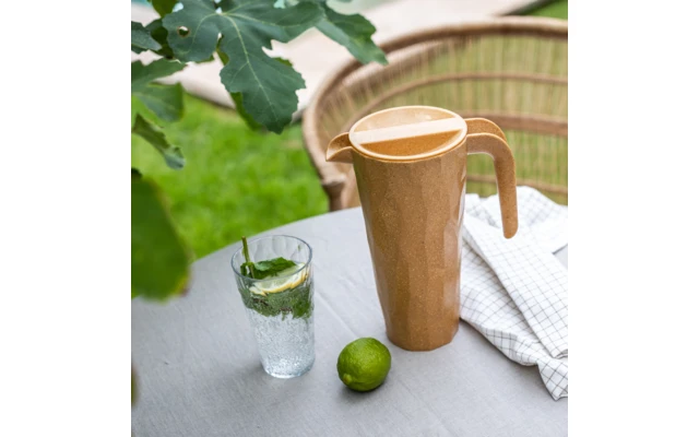 Koziol Club Pitcher Superglas Kanne Mit Deckel 1,5 Liter Nature Desert Sand 4 Koziol Club Pitcher Superglas Kanne Mit Deckel 1,5 Liter Nature Desert Sand – Bild 2