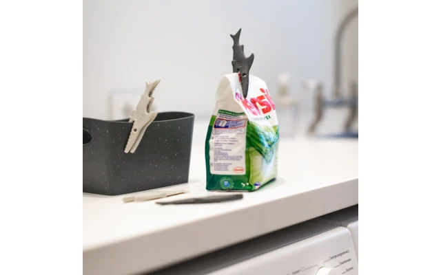 Koziol Sharky Sturmwäscheklammer Desert Sand 20 Tlg. 4 Koziol Sharky Sturmwäscheklammer Desert Sand 20 Tlg. – Bild 2